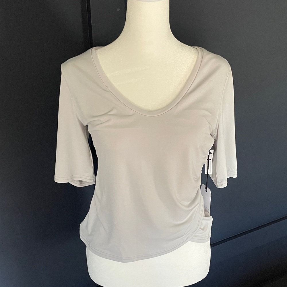 Leith Short Sleeve Scoop Neck Top in Light gray